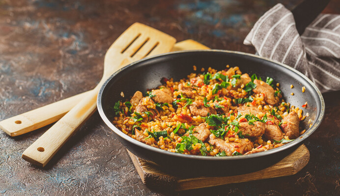 Рассыпчатый плов можно приготовить из булгура: справитесь быстрее, чем с рисом