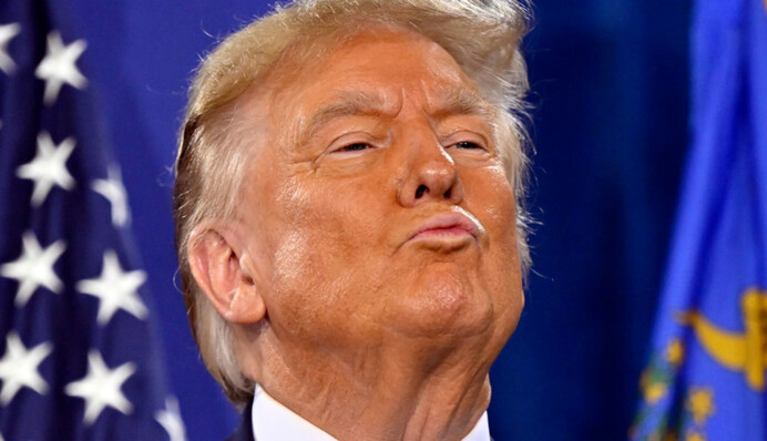 Пытается выглядеть моложе: стилист рассказал, почему у Трампа такая странная прическа