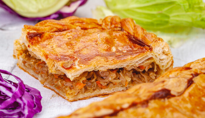Заливний пиріг з капустою дуже легко готувати - цей рецепт варто спробувати хоч раз