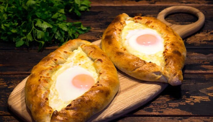 Рецепт классических хачапури по-аджарски, которые прекрасно выходят в домашней духовке