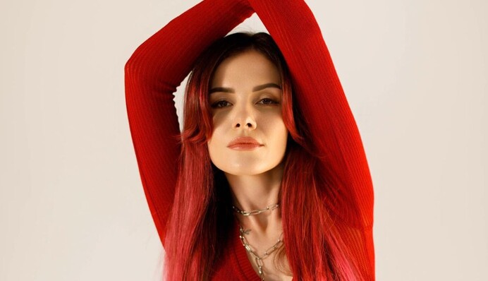 Долго решалась: Mamarika заявила, что сделала пластическую операцию