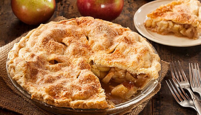 Что приготовить вместо шарлотки: простой рецепт песочного пирога с яблоками