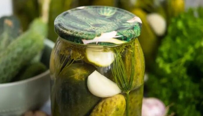 Как улучшить вкус пересоленных маринованных огурцов: это совсем не сложно