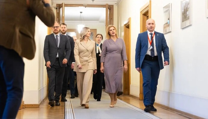 Олена Зеленська у модному пісочному костюмі з широкими штанами відвідала Латвію: фото