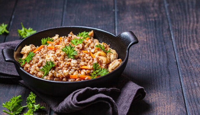 Как вкусно приготовить гречку: простой рецепт с мясом и овощами в духовке