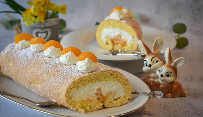 Готовить совсем не сложно: рецепт нежного и мягкого бисквитного рулета с вареньем