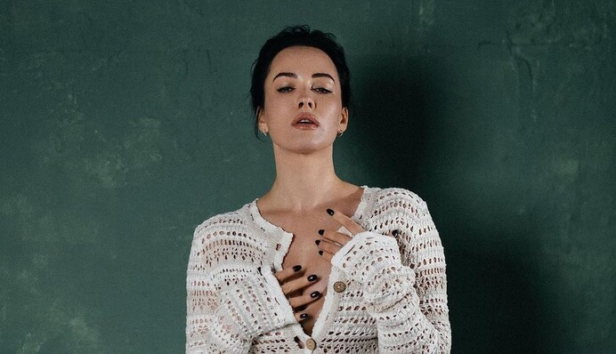 Даша Астафьева в сверхоткровенном платье с открытым бюстом рассказала о неудачных отношениях