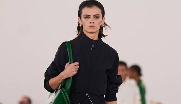 Штаны капри вернулись в моду из 90-х: как носить их в 2024 году