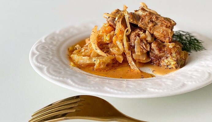 Полноценное второе блюдо: рецепт тушеной капусты с мясом и черносливом