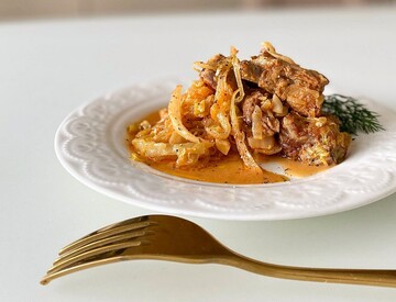 Полноценное второе блюдо: рецепт тушеной капусты с мясом и черносливом