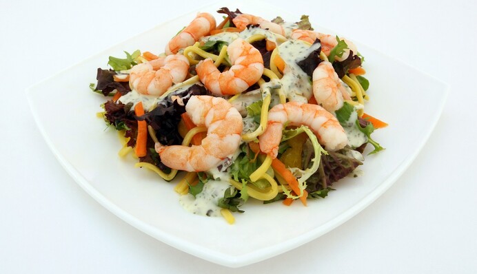 Салат с креветками – лучшая закуска на День влюбленных: три варианта его приготовления