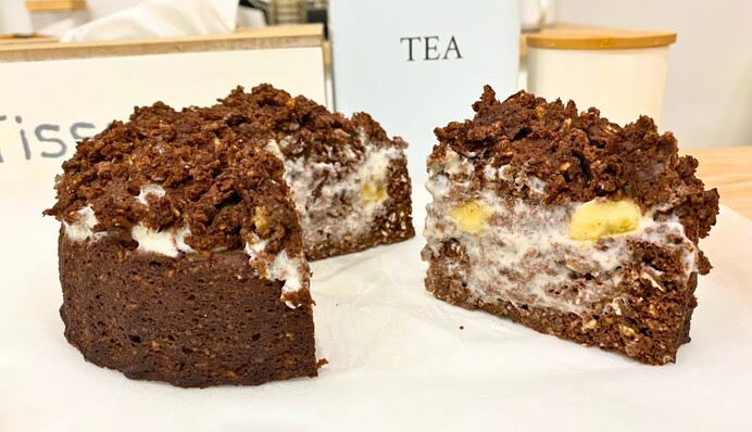 Простой десерт ко Дню влюбленных: рецепт бананового торта со сметанным кремом