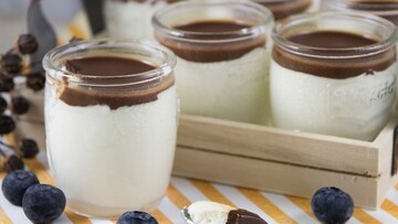 Птичье молоко в стакане – быстрый и вкусный десерт, который можно приготовить на День влюбленных