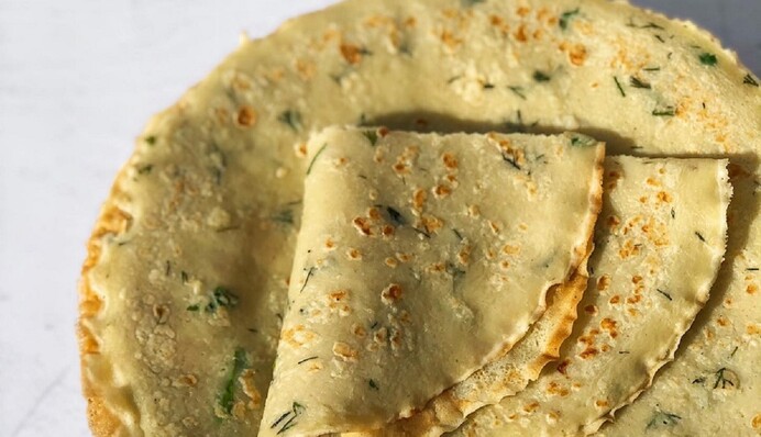 Рецепт картофельных блинчиков для сытного завтрака: как приготовить их с колбасой и сыром