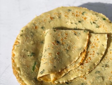 Рецепт картопляних млинців для ситного сніданку: як приготувати їх з ковбасою і сиром