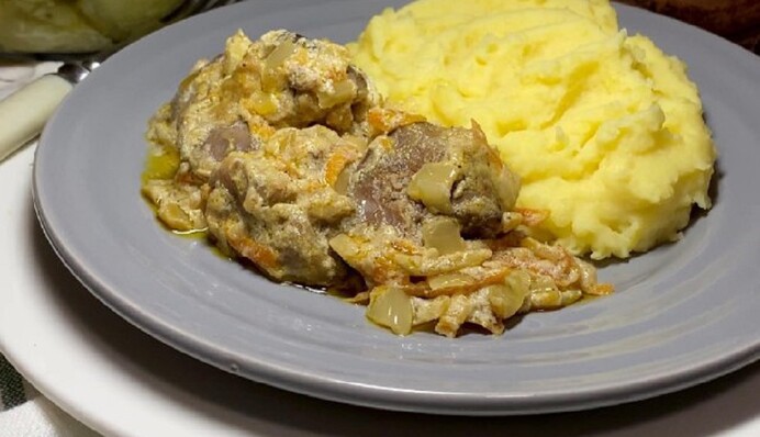 Как вкусно приготовить куриную печень: рецепт в сметане, который дополнит ежедневное меню