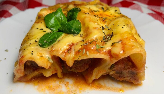 Каннеллони – большие макароны-трубочки с начинкой: как их приготовить с фаршем и сыром