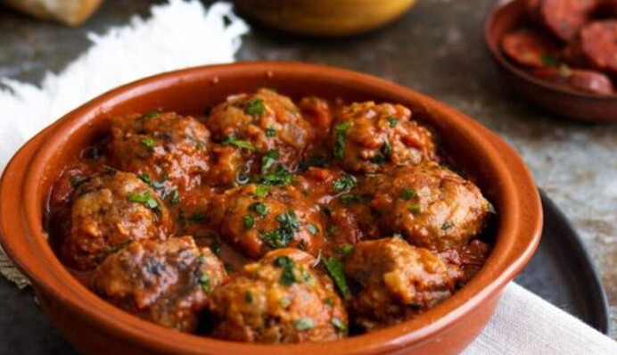 Доповнять будь-який гарнір: рецепт ніжних тефтелей у вершковому соусі