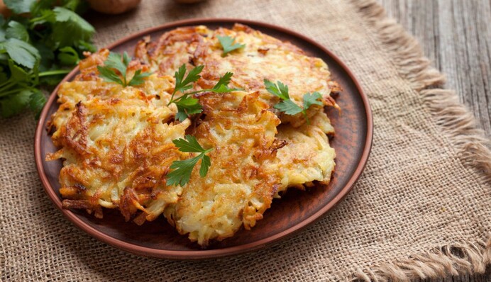 Деруни в горщиках: як приготувати українську страву з грибною підливою