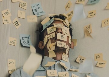 Постоянно напряжены и в стрессе: какие знаки Зодиака не умеют расслабляться