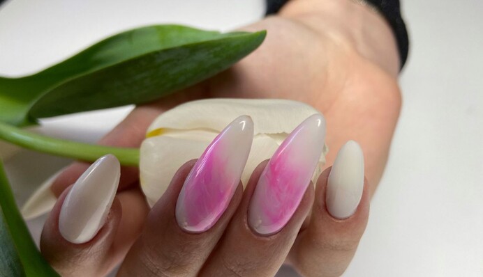 Новинки весеннего маникюра к 8 марта: как стильно украсить ногти