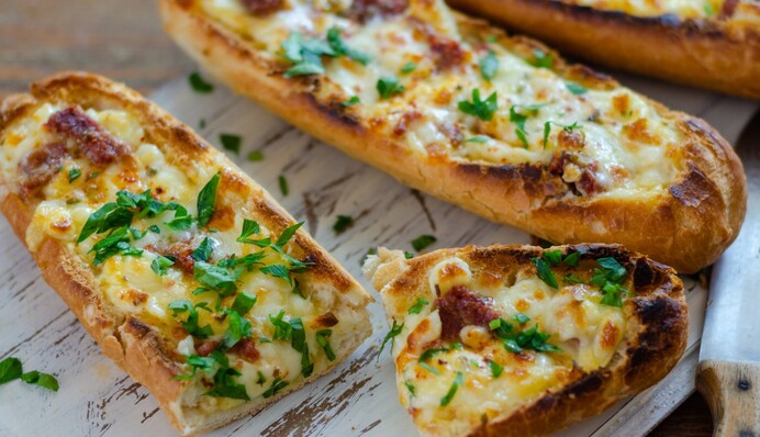 Перекус зі смаком Італії: як приготувати вдома хрусткий багет із начинкою