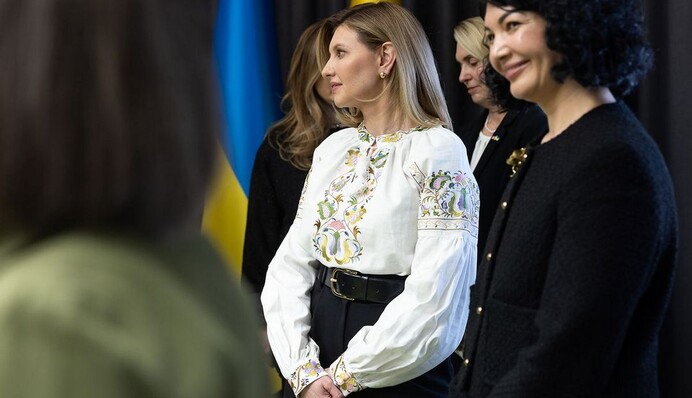 Олена Зеленська відвідала виставку у розкішній вишиванці з кольоровими квітами: фото