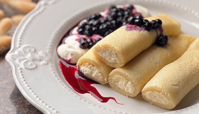 Солодкі налисники на Масницю: рецепт з сирно-вершковим кремом та ананасами