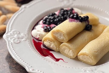 Сладкие налистники на Масленицу: рецепт с творожно-сливочным кремом и ананасами