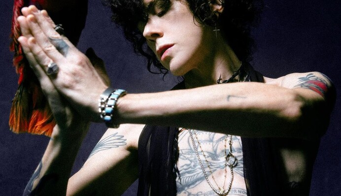 Американська співачка LP вибачилася перед українцями за відео в худі з російським триколором