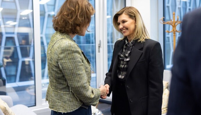 Клетчатая рубашка и классический костюм: какой образ Елена Зеленская выбрала для визита в Британию