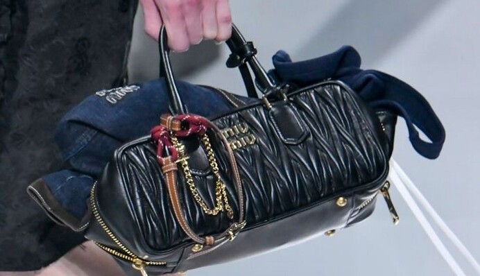 Незвичайний тренд 2024 року: стилістка показала, як модниці прикрашають свої сумки
