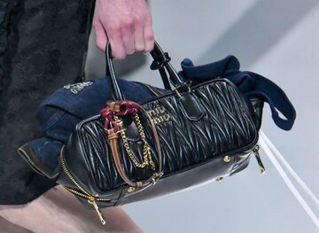 Незвичайний тренд 2024 року: стилістка показала, як модниці прикрашають свої сумки