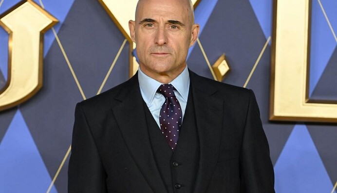 Актер Марк Стронг собрал средства на обустройство бомбоубежища для украинских школьников