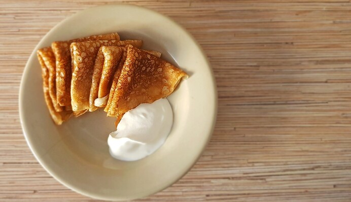 Рецепт млинців на мінеральній воді, які виходять особливо ніжними та еластичними