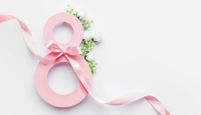 Красиві привітання з 8 березня українською мовою: картинки з квітами, віршами та прозою