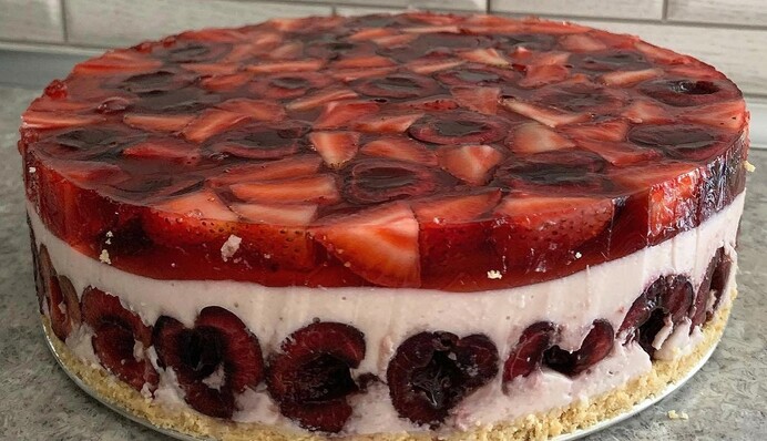 Смачний йогуртовий торт на 8 березня: як приготувати десерт з фруктами і желе