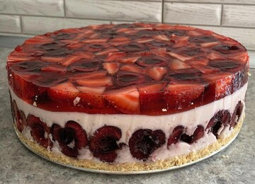 Вкусный йогуртовый торт на 8 марта: как приготовить десерт с фруктами и желе