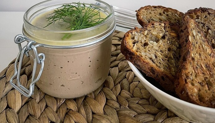 Будет готов через полчаса: простой рецепт печеночного паштета со сливочным маслом