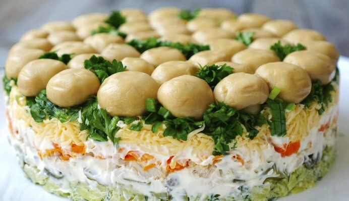 Грибная поляна – любимый салат с курицей, сыром и шампиньонами: как его приготовить