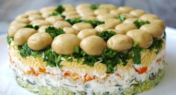 Грибна галявина – улюблений салат з куркою, сиром і шампіньйонами: як його приготувати