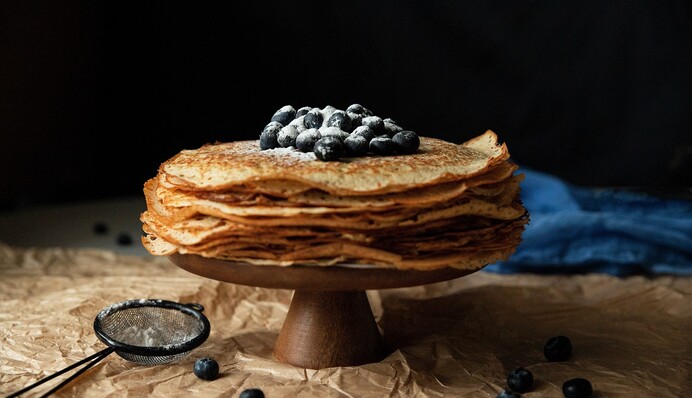 Тонкі млинці можна готувати не тільки на молоці, а й на кефірі: простий рецепт до Масниці