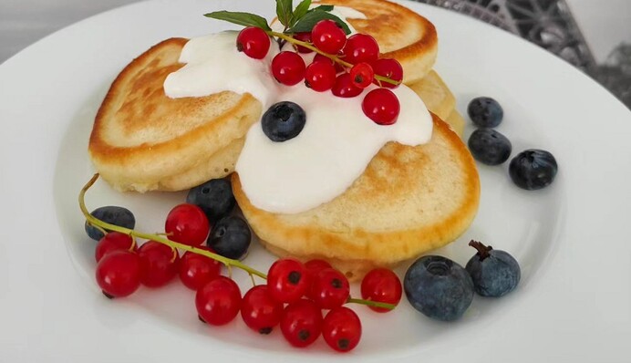 Пышные сладкие оладьи – любимое блюдо с детства: как их приготовить на кефире