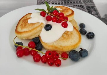 Пишні солодкі оладки – улюблена страва з дитинства: як їх приготувати на кефірі