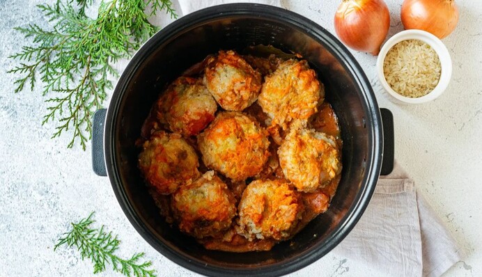 Підійдуть до будь-якого гарніру: рецепт ніжних рибний тефтелей у томатному соусі