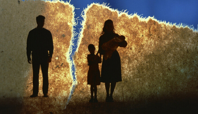 Мама, где наш папа: почему к матерям-одиночкам внезапно вернулась память во время войны