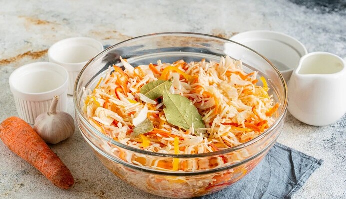 Блогер показала, как готовить хрустящую и быструю маринованную капусту 