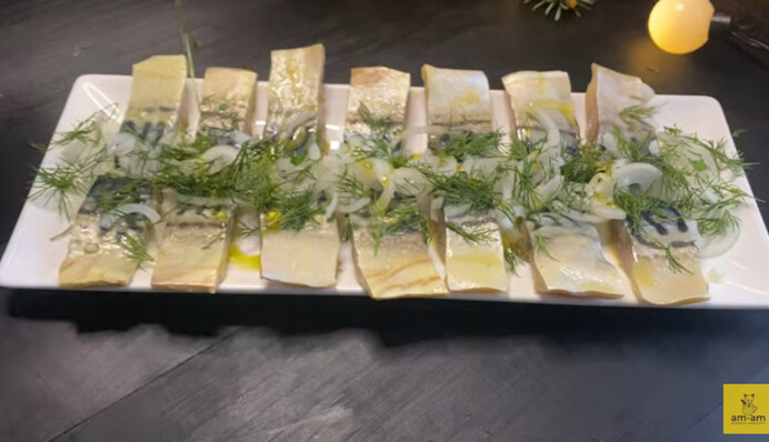 Блогерка показала, як смачно замаринувати скумбрію: виходить смачніше за червону рибу