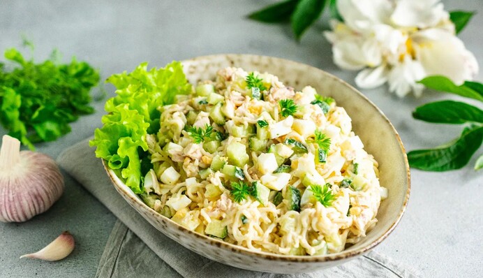 Салат с мивиной может быть очень вкусным: блогер поделилась оригинальным рецептом