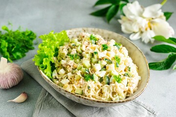 Салат с мивиной может быть очень вкусным: блогер поделилась оригинальным рецептом